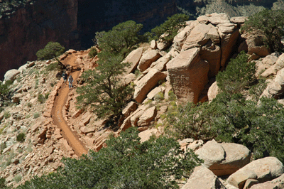 Hikers on the way to the rim